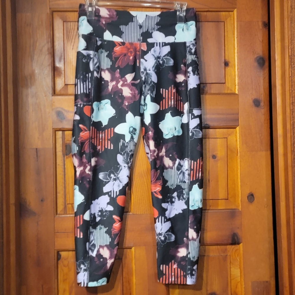 Marika SzLg floral activewear capris. Like new!